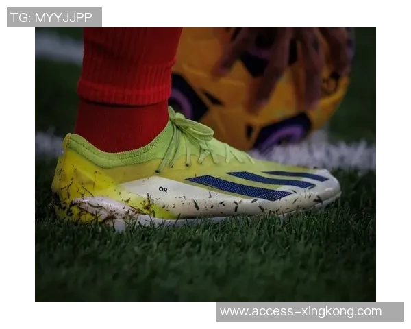 闪耀绿光尽显风采Nike荧光绿足球鞋助你在球场上脱颖而出